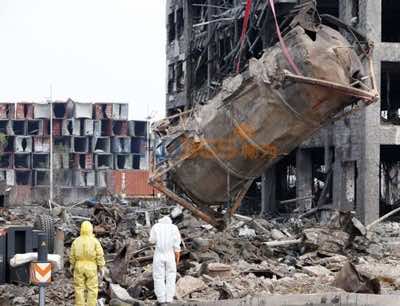 防化兵穿防化服入天津爆炸核心區(qū)排除可疑有毒物質(zhì)