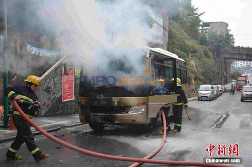 重慶一餐館液化氣罐著火 拖至路邊竟又點燃大巴車
